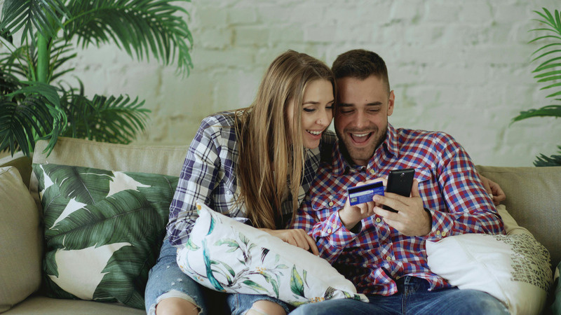 Couple choosing a payment plan on a phone